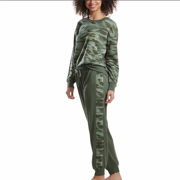 Woman’s camouflage two piece pajama set - Picture 3 of 10